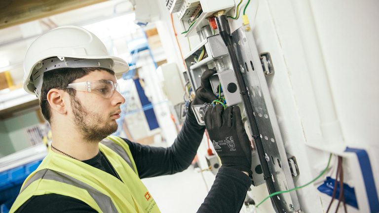 Electrical_Engineer_Activate_Apprenticeships_(1450px)